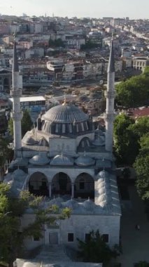İstanbul hava görüşlü İslami Müslüman Yeni Valide Camii Uskudar, kentin ortasına inşa edilen tarihi cami minarelerinin manzarası
