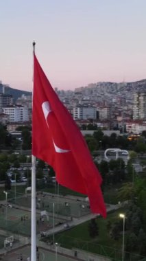 Parkta deniz kenarında sergilenen Türk bayrağı, ülkelerin ulusal sembolleri bayraklar, gün batımında renkli gökyüzünün manzarası