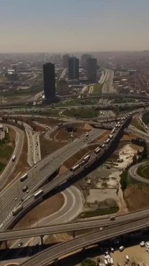 Bu şehir trafiğinde uçan bir İHA 'nın görüntüsü, kavşakta geçen arabaların hava görüntüsü, şehirdeki çoklu ulaşım yolları.