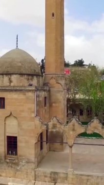 Türkiye 'nin Şanlıurfa kentindeki Balikligol manzarası ve eski kültür camiinin havadan çekilmiş görüntüleri, tarihi İbrahim Havuzu' nu veya tarihi yeri ziyaret eden insanlar