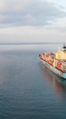 Ticari lojistik limanından nakliye ve dünya çapında taşımacılık yoluyla uluslararası ithalat-ihracat yapan hava görüşlü konteynır konteynırı.