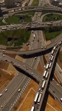 Şehir trafiğinde uçan bir İHA 'nın zaman çizelgesi, kavşakta geçen arabaların havadan görüntüsü, şehirdeki çoklu ulaşım yolları.
