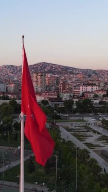 Parkta deniz kenarında sergilenen Türk bayrağı, ülkelerin ulusal sembolleri bayraklar, gün batımında renkli gökyüzünün manzarası