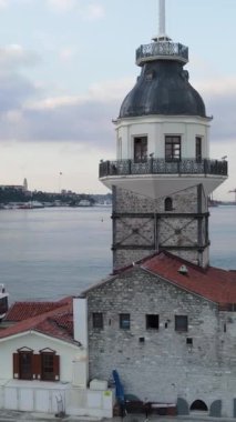Ortaçağ Bakire Kulesi ve arka planda Türk bayrağı, İstanbul silueti ve Boğaz 'ı gösteren İHA görüntüleri