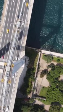İstanbul Boğazı Köprüsü 'ndeki hava aracı görüntüleri, köprü manzaralı binalar.