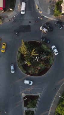 Hava aracı modeli şehir mimarisi, kavşaktan geçen arabaların hızlandırılmış görüntüsü