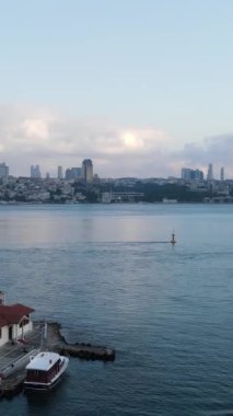 Bakire Kulesi ve İstanbul Boğazı 'nın havadan görünüşü, denizin ortasında inşa edilen tarihi binanın görüntüsü.
