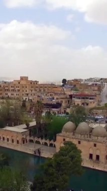 Türkiye 'nin Sanliurfa kentindeki Balikligol manzarası ve eski kültür camiinin havadan çekilmiş görüntüleri, tarihi İbrahim Havuzu' nu veya tarihi yeri ziyaret eden insanlar