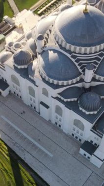 İstanbul 'un Uskudar kentindeki Osmanlı tarihi antik tarzı modern Türk Müslüman Camii, Türkiye' nin Camlica Camii hava görüşü