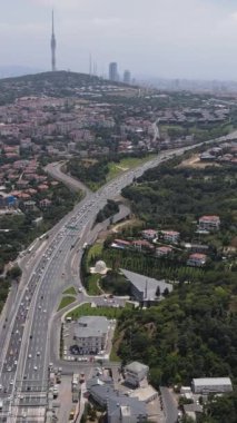 Büyük şehrin otoyol trafiğinin hava görüntüsü, yan yana binalar, yeşil şehir manzarası, otoyolların kavşak noktası.