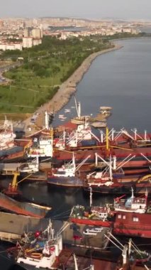 Güvenli limanda bir gemi turu, farklı boyutlarda tekne ve yatlar güvenli bir yere demirlendi, kenetlenmiş gemiler.