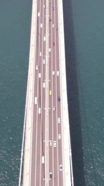 İstanbul Boğazı Köprüsü 'nün hava aracı görüntüsü, köprüden geçen araç trafiği ve deniz trafiğinin görüntüsü