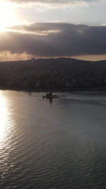 Bakire Kulesi ve İstanbul Boğazı 'nın havadan görünüşü, denizin ortasında inşa edilen tarihi binanın görüntüsü.