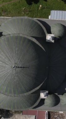 Caminin ve minarenin havadan görüntüsü yolun kenarına inşa edilmiş, caminin önünden geçen araçlar var.