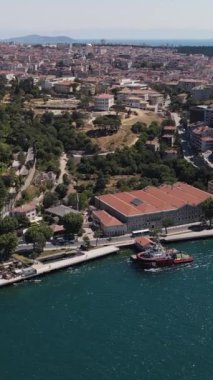 İstanbul Boğazı 'ndaki feribot manzarası deniz tarafından inşa edilen şehir manzarası, iki tarafı birbirine bağlayan bir köprü.