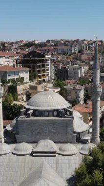 İstanbul 'daki Mihrimah Sultan Camii Antik Sembolleri, Dji insansız hava aracı, şehir manzarası, Türkiye' nin tarihi konumu Uskudar ile havadan çekim