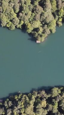 Ormanlık bir parkı olan inanılmaz güzel bir göl, ilginç yeşil suyu olan dağ havuzu Yedigoller Milleti Parkı, Bolu Hindi