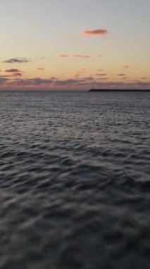 Günbatımının hava manzarası deniz dalgaları, okyanus dalgaları, mavi su arkaplanı, deniz yüzeyi.