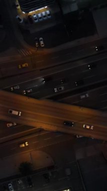 Hava manzaralı gece arabaları trafik, altgeçitten geçen araçlar ve birçok yoldan geçen üstgeçit.