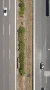 Her iki taraftaki kırsal alanla birlikte asfalt yola tepeden bakıldığında, tarım arazileri arasında bir şehirlerarası otoyol kuruldu.