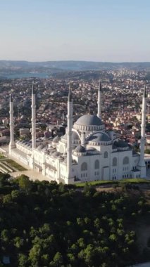 İstanbul 'un Uskudar kentindeki Osmanlı tarihi antik tarzı modern Türk Müslüman Camii, Türkiye' nin Kamlica Camii genel bakış açısına sahip.