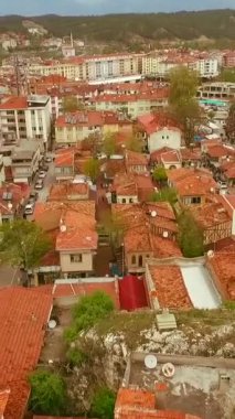 Eski çatısı olan Türk evlerinin, küçük kasaba manzaralarının, şehirdeki eski sokakların, kakaolu evlerin havadan çekilmiş görüntüleri.