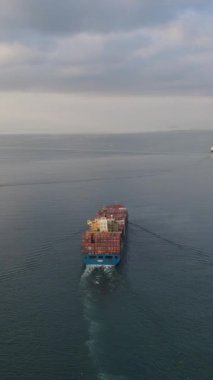 Ticari lojistik limanından nakliye ve dünya çapında taşımacılık yoluyla uluslararası ithalat-ihracat yapan hava görüşlü konteynır konteynırı.