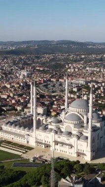 İstanbul 'un Uskudar kentindeki Osmanlı tarihi antik tarzı modern Türk Müslüman Camii, Türkiye' nin Camlica Camii 