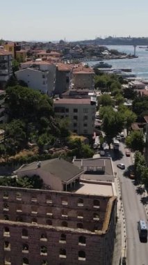 Tarihsel ve kültürel bakımdan zengin İstanbul şehri, şehir merkezli çatı ve deniz manzarası