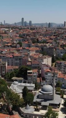 İstanbul Uskudar 'daki Osmanlı tarihi İslam Camii. Cami ve Kulliye hava manzaralı, güneşli bir günde şehir manzaralı.