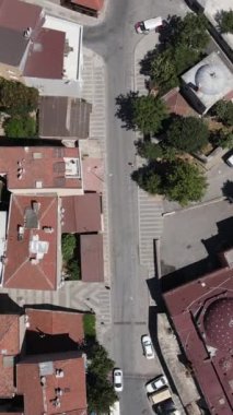 İstanbul 'un Uskudar kentindeki Osmanlı tarihi İslam camii güneşli bir günde Türkiye' nin hava ve şehir manzarası