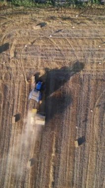 Kırsal bölgelerdeki tarım ekipmanları ve olgunlaşan buğday koleksiyonuyla hasat zamanlarında insansız hava aracı vuruldu.