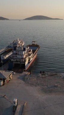 Limanda demirli gemiler, farklı büyüklükteki tekne ve yatlar güvenli bir yere demirlenmiştir.