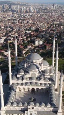 İstanbul 'un Uskudar kentindeki Osmanlı tarihi antik tarzı modern Türk Müslüman Camii, Türkiye' nin Camlica Camii hava görüşü
