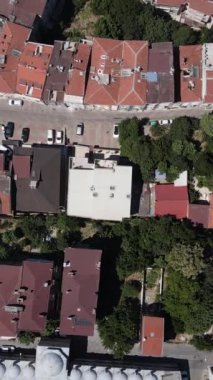 Osmanlı tarihi İslam camii havadan bakıldığında, çatısı ve araçları olan evlerin insansız hava aracı görüntüleri.