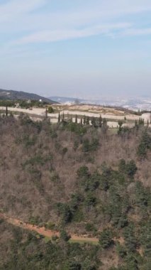 Havadan yukarıdan bakıldığında tarihi şehir kalesi yüksek kalite orman ağaçlarını ve şehrin yakınındaki tarihi yapıyı kaplıyordu.