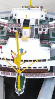 Boğaz Denizi 'nde seyahat eden bir feribotun, denizde yüzen bir balıkçı teknesinin havadan görüntüsü.