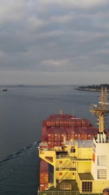 Ticari lojistik limanından nakliye ve dünya çapında taşımacılık yoluyla uluslararası ithalat-ihracat yapan hava görüşlü konteynır konteynırı.