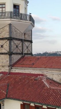 Ortaçağ Bakire Kulesi ve arka planda Türk bayrağı, İstanbul silueti ve Boğaz 'ı gösteren İHA görüntüleri