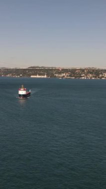 İstanbul Boğazı 'nda bir gemiyle deniz kıyısına gitmek, deniz trafiği, İHA ile çekilen Boğaz Köprüsü manzarası.