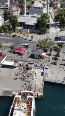 İstanbul 'daki Mihrimah Sultan Camii Antik Sembolleri, Dji insansız hava aracı, şehir manzarası, Türkiye' nin tarihi konumu Uskudar ile havadan çekim 