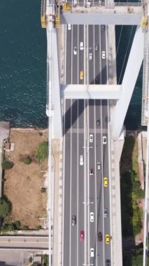 İstanbul Boğazı Köprüsü 'nün hava aracı görüntüsü, köprüden geçen araç trafiği ve deniz trafiğinin görüntüsü