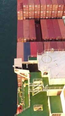 Ticari lojistik limanından nakliye ve dünya çapında taşımacılık yoluyla uluslararası ithalat-ihracat yapan hava görüşlü konteynır konteynırı.
