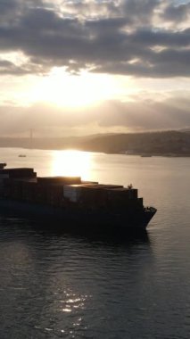 Ticari lojistik limanından nakliye ve dünya çapında taşımacılık yoluyla uluslararası ithalat-ihracat yapan hava görüşlü konteynır konteynırı.