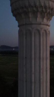 Hava manzaralı minare akşamı, sosyal parktaki dini mekanın görüntüsü.