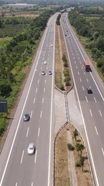 Her iki taraftaki kırsal alanla birlikte asfalt yolun havadan görünüşü, tarım arazileri arasında şehirlerarası otoyol kuruldu.