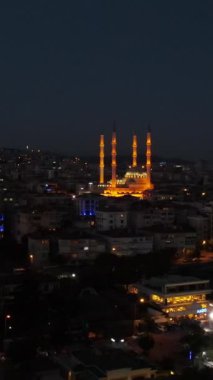 Cami gece şehrinin havadan görünüşü, Müslümanların dinsel yapısı şehirdeki binalar arasında inşa edildi.