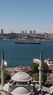 Mihrimah Sultan Camii İstanbul 'da antik bir sembol. Türk Uskudar Mihrimah Sultan Cami ve Kulliyesi 'nde DJI insansız hava aracı, şehir manzarası, tarihi konum Uskudar ile havadan çekim 