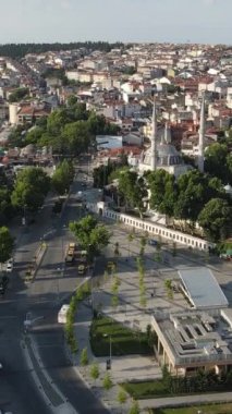 İstanbul hava görüşlü İslami Müslüman Yeni Valide Camii Uskudar, kentin ortasına inşa edilen tarihi cami minarelerinin manzarası
