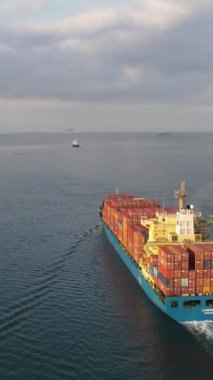 Ticari lojistik limanından nakliye ve dünya çapında taşımacılık yoluyla uluslararası ithalat-ihracat yapan hava görüşlü konteynır konteynırı.